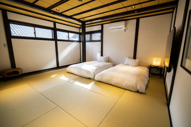 旅籠屋丸一の畳の客室と雪見障子