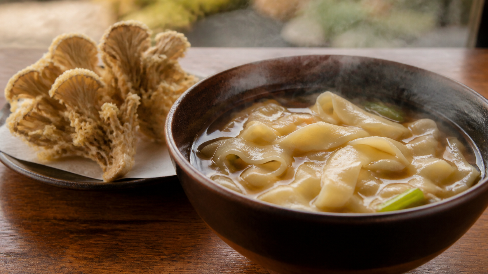 幅広い麺と舞茸天ぷらを組み合わせた群馬の道中ランチの利用イメージ