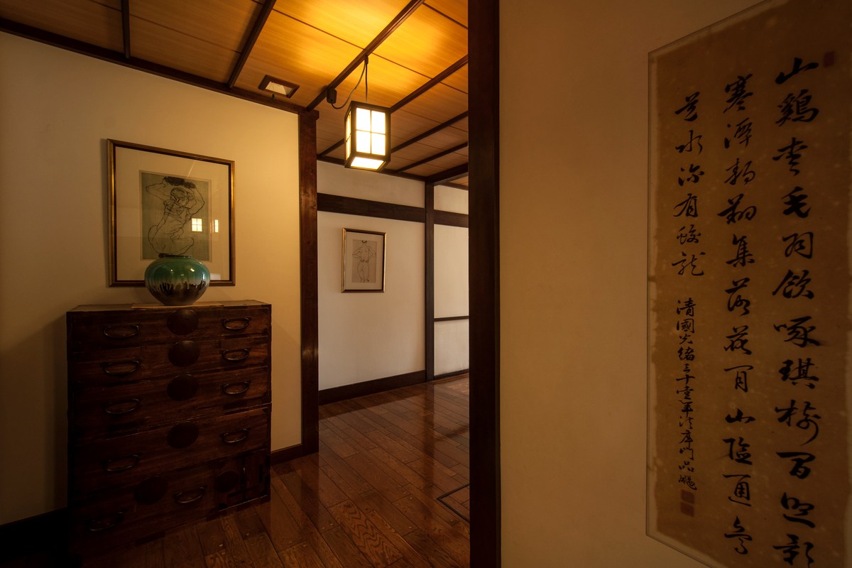 書画が飾られた旅籠屋丸一の木造廊下