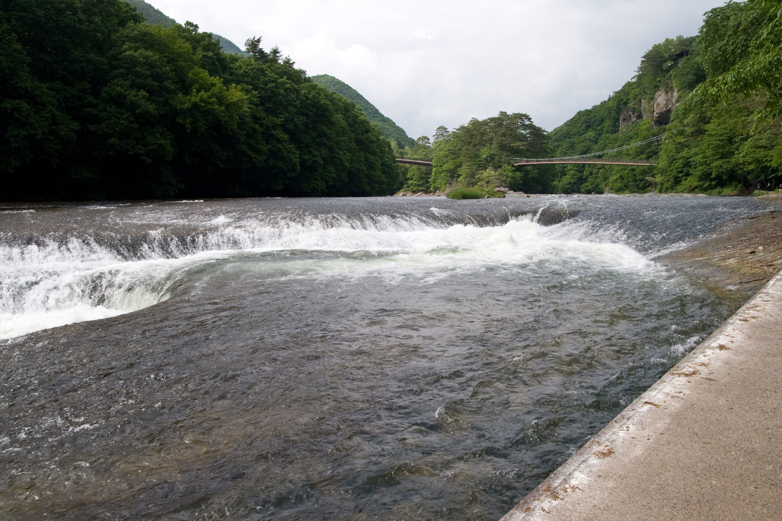 水が幾筋にも分かれて落ちる吹割の滝の近景