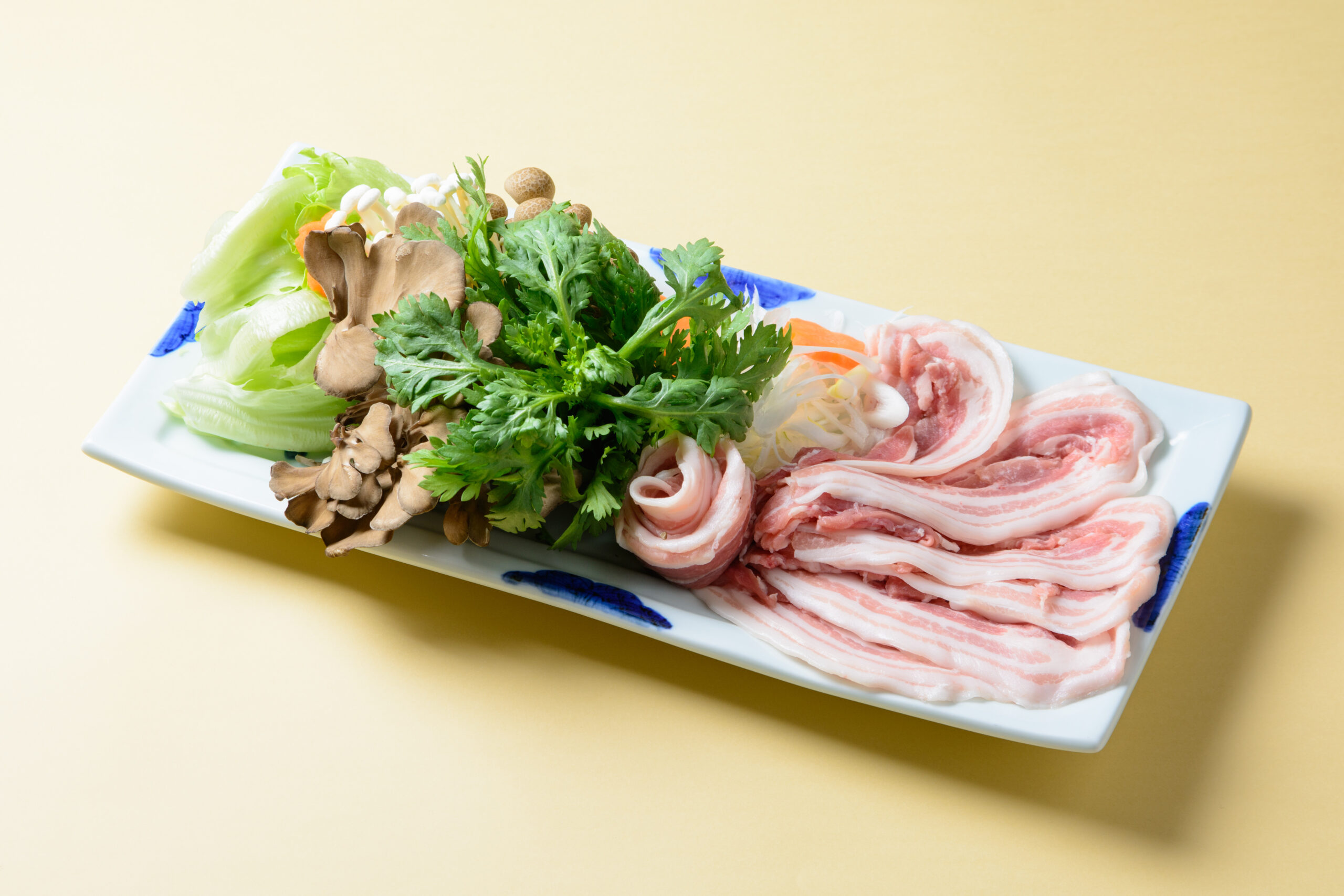 丸一の上州麦豚しゃぶしゃぶ用の肉と季節の野菜