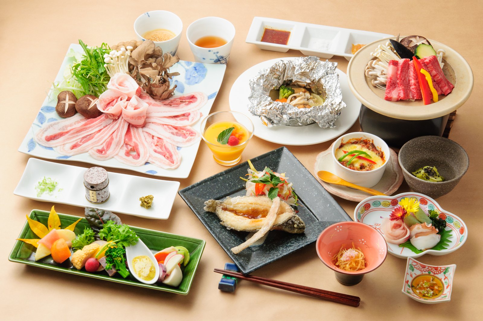 豚肉や牛肉、魚料理、野菜料理などが並ぶ旅籠屋丸一の夕食提供例