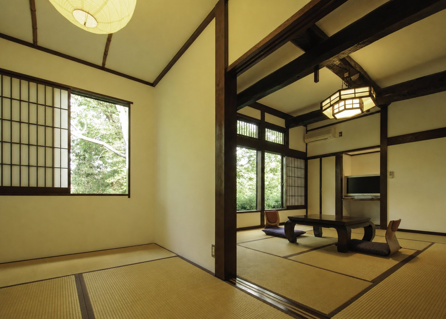 二脚の座椅子が向かい合う旅籠屋丸一の和室