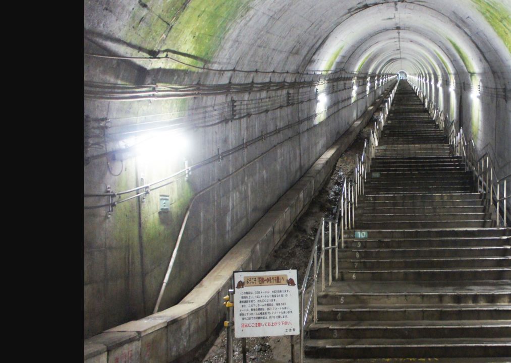 土合駅地下ホームから地上へ続く長い階段