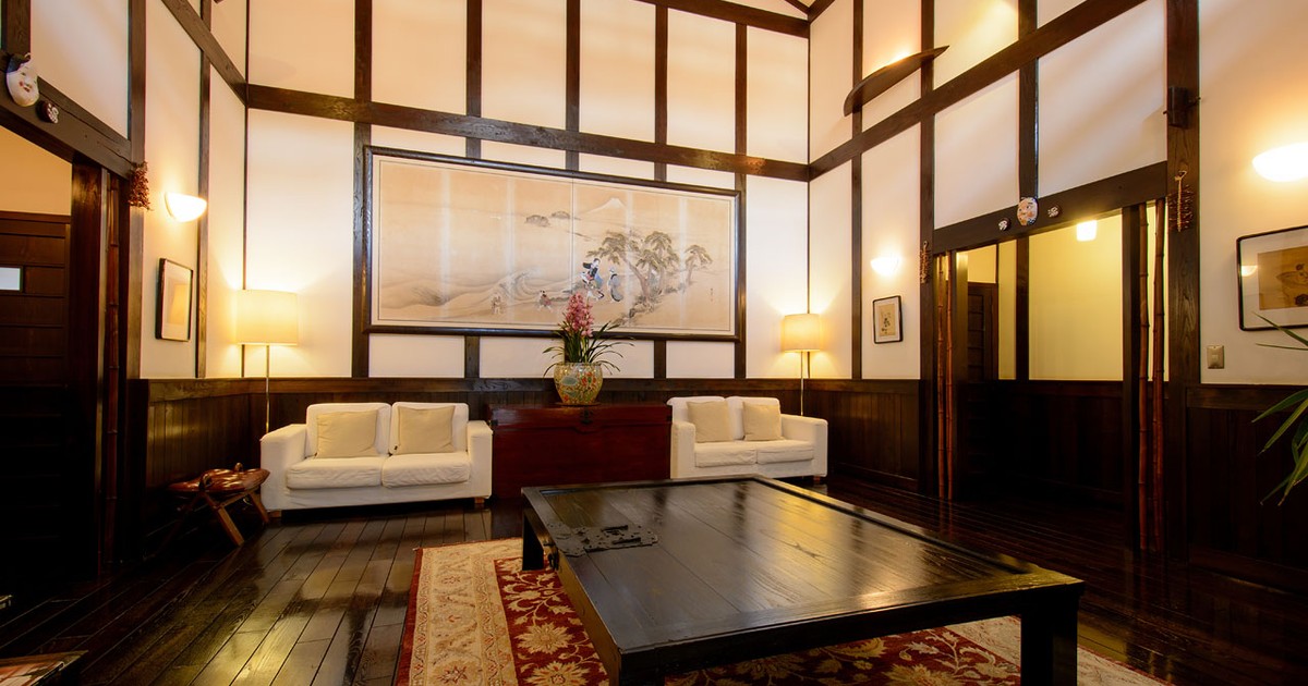旅籠屋丸一のフロント周辺を包む暖かな照明