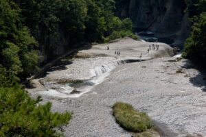 夏の緑に囲まれた吹割の滝と吹割渓谷