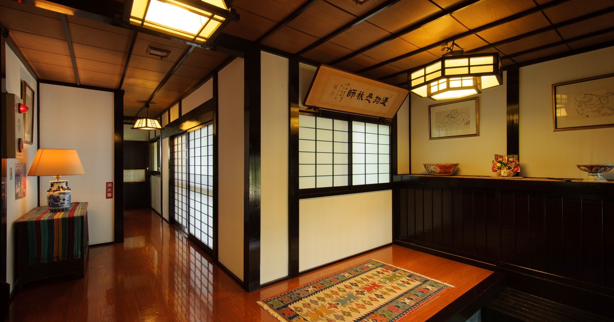 旅籠屋丸一の本館玄関に朝の明かりが差す館内