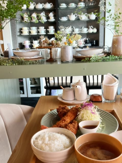 グリーンを基調にした銀の月の店内と揚げたてのフライ定食