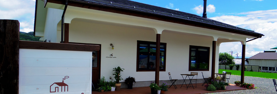 たくみの里にあるOTOWAYA CAFEの白い外観