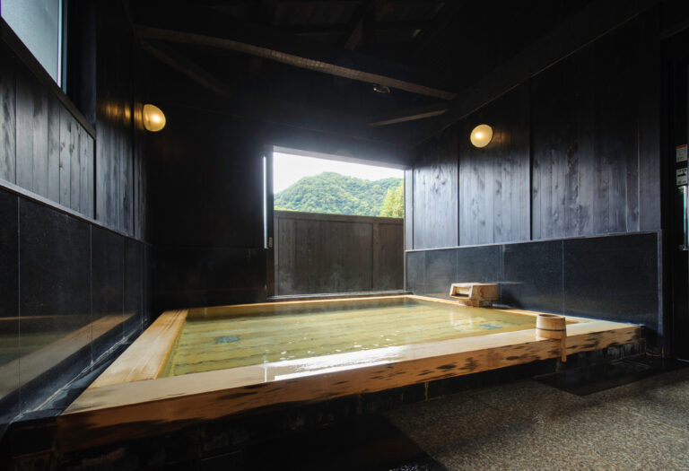山の緑を望む旅籠屋丸一の蔵の湯の浴槽
