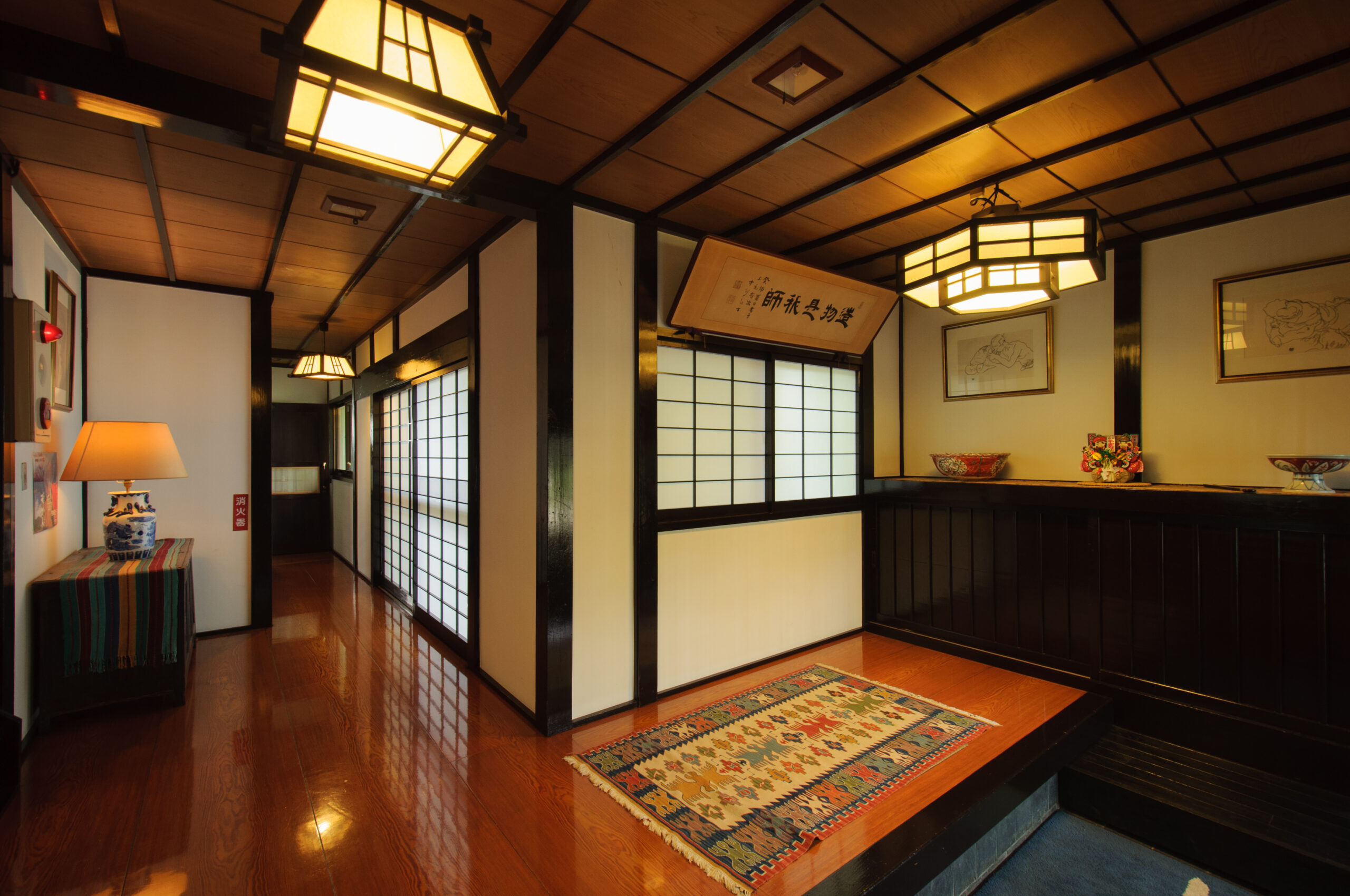 旅籠屋丸一本館の木造玄関と館内の設え