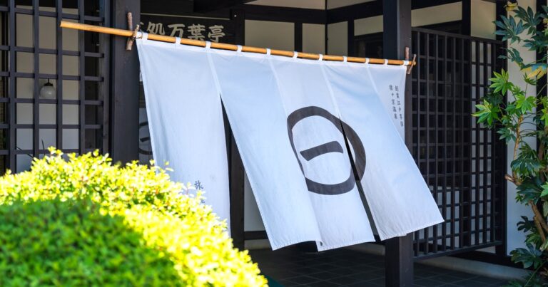 旅籠屋丸一の玄関に掛かる丸一印の白い暖簾