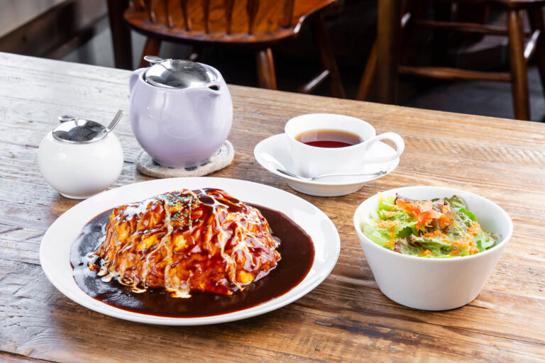 OTOWAYA CAFEのデミグラスソースのオムライスとサラダ