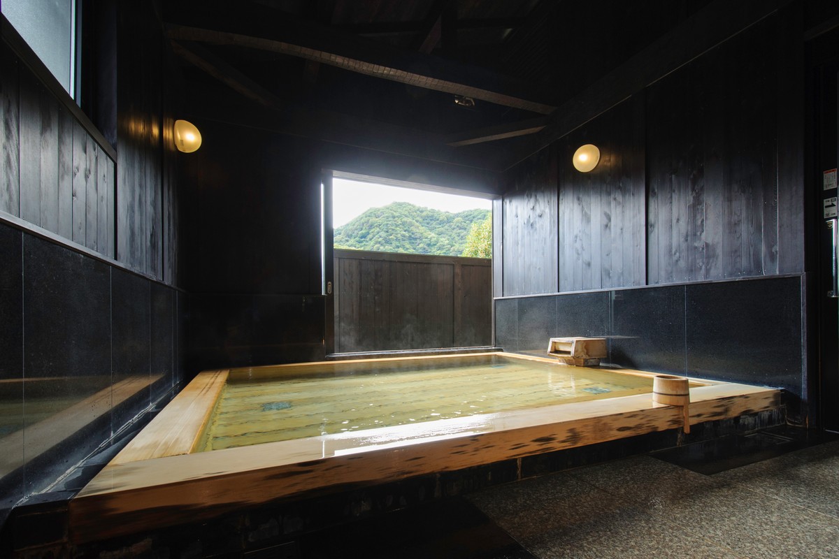 山の緑を望む旅籠屋丸一の温泉浴場・蔵の湯 林の内風呂