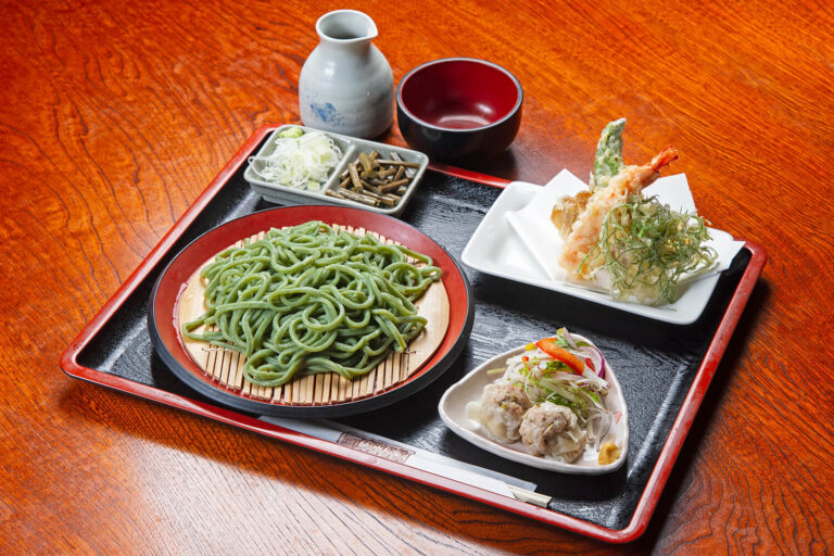 たくみの里・須川茶屋の桑うどんと天ぷら、手づくりしゅうまい
