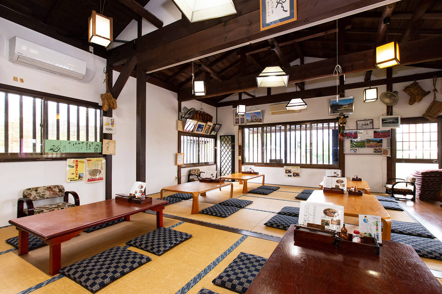 古民家風の須川茶屋の座敷席