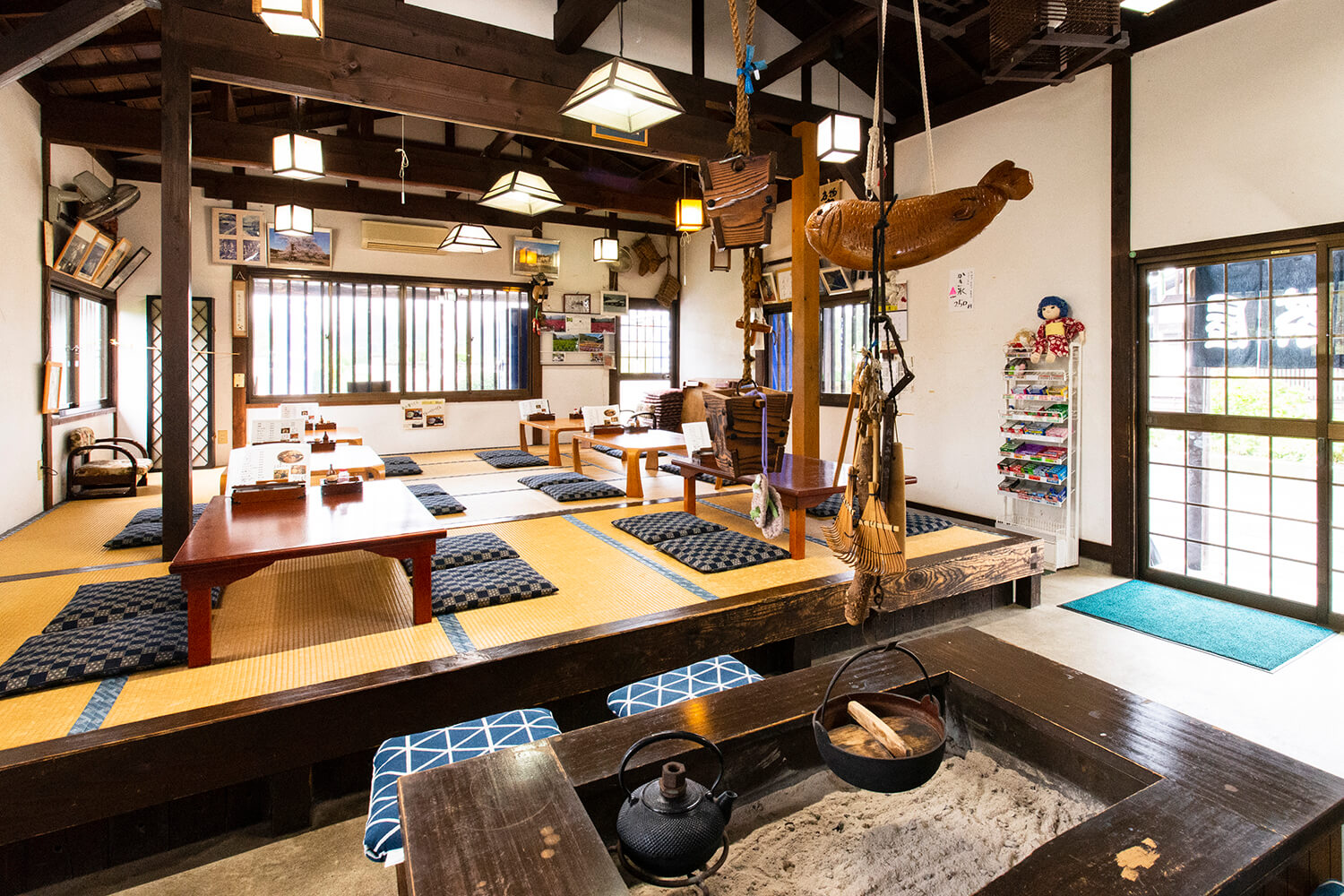 囲炉裏のある須川茶屋の店内