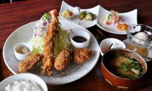 みなかみ町月夜野の銀の月で提供される海老フライやカツの盛り合わせとご飯、味噌汁