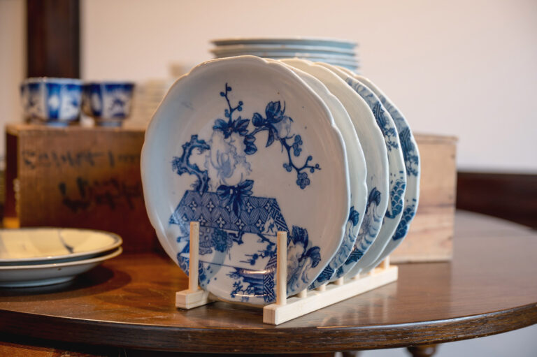 旅籠屋丸一のフロントに並ぶ青と白の器