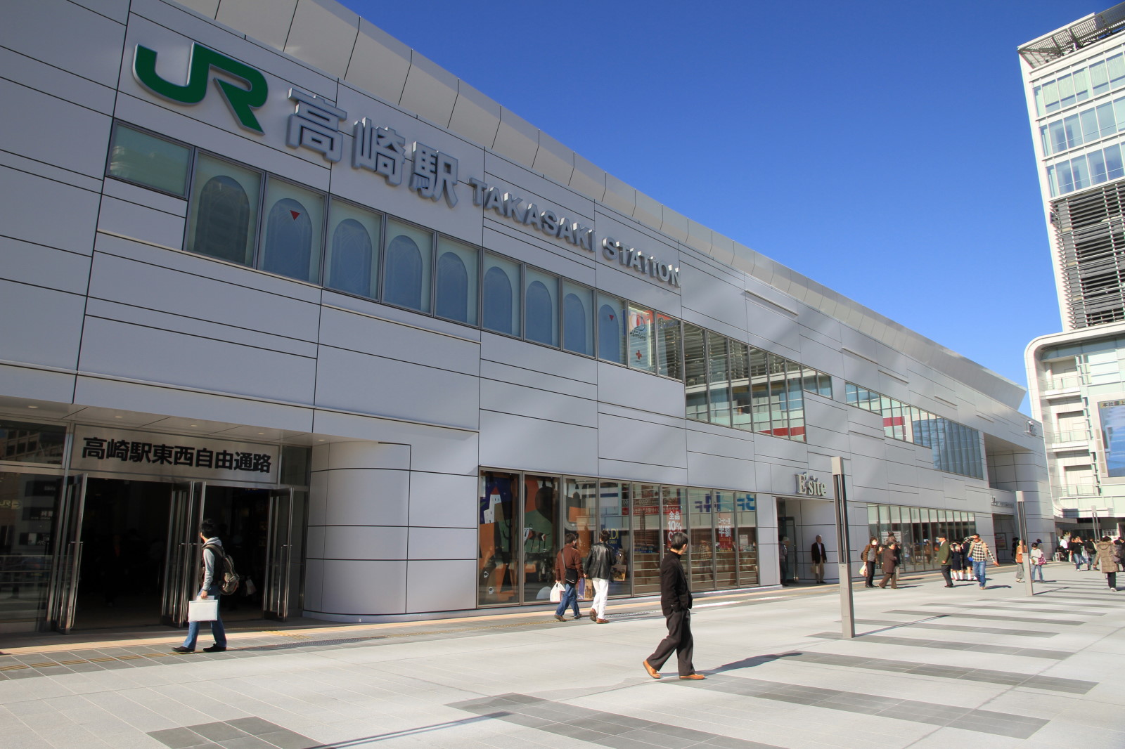 青空の下に建つJR高崎駅東口とE’site高崎