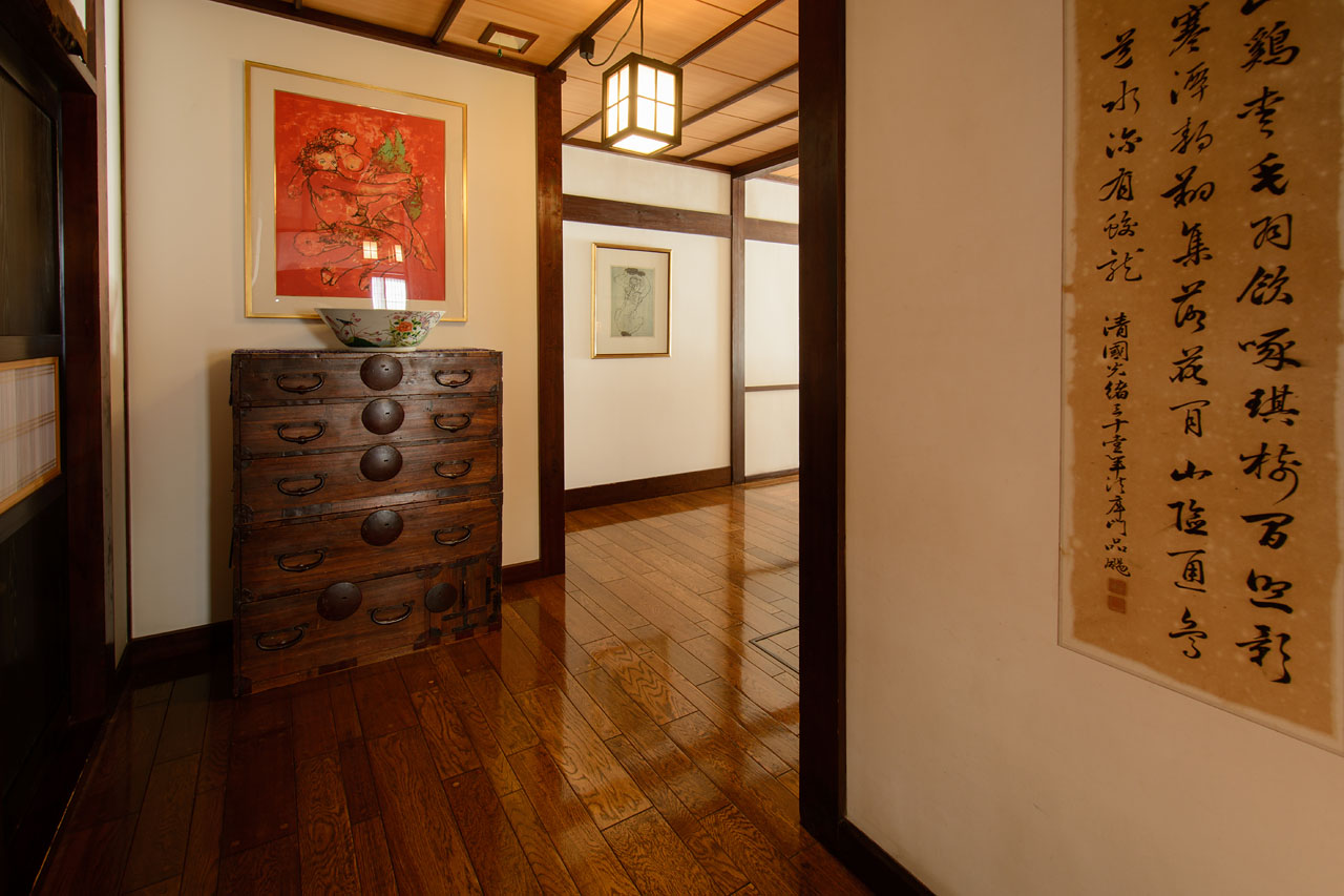 古い箪笥や書とともに福沢一郎の作品が展示された旅籠屋丸一の廊下
