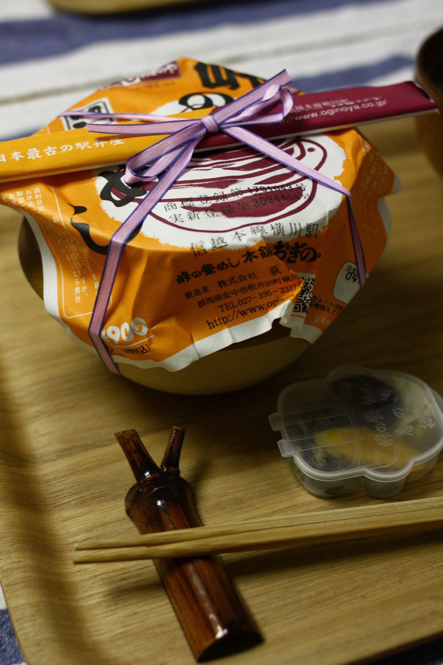 陶器の器と掛け紙に包まれたおぎのや峠の釜めし