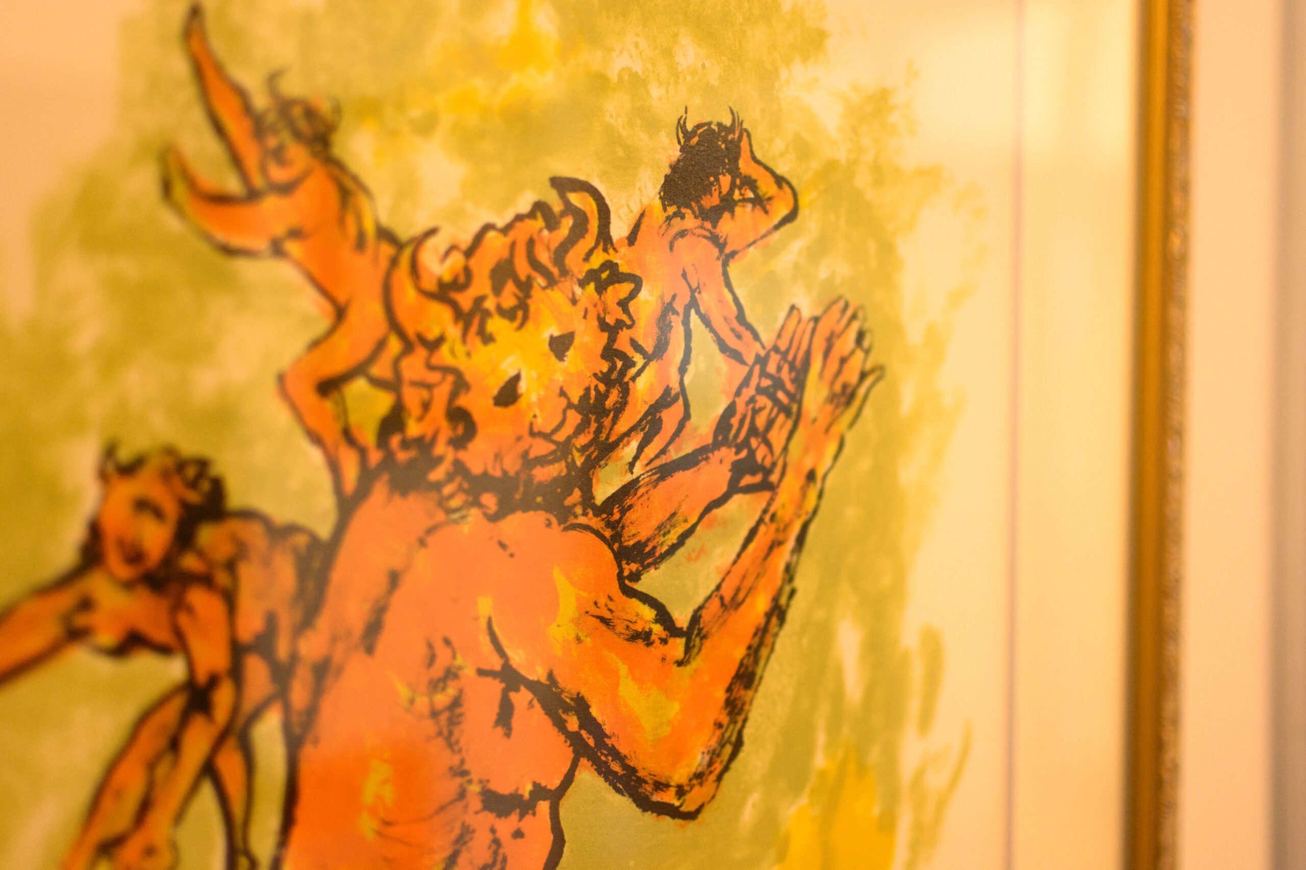旅籠屋丸一に展示された福沢一郎作品の橙色の人物と手の細部