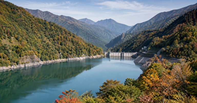 相俣ダムの歴史を想像する赤谷湖と山々の利用イメージ