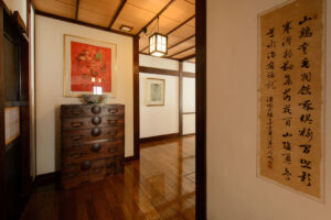 旅籠屋丸一の廊下に置かれた木製の古箪笥と書画
