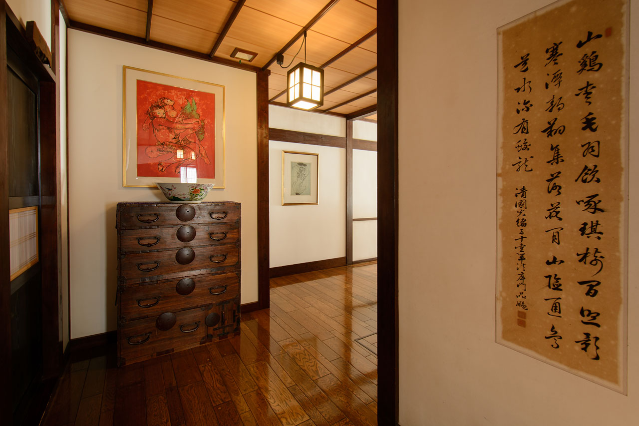 旅籠屋丸一の廊下に置かれた木製の古箪笥と書画