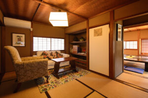 書画が飾られた旅籠屋丸一の現在の茶室と畳の空間