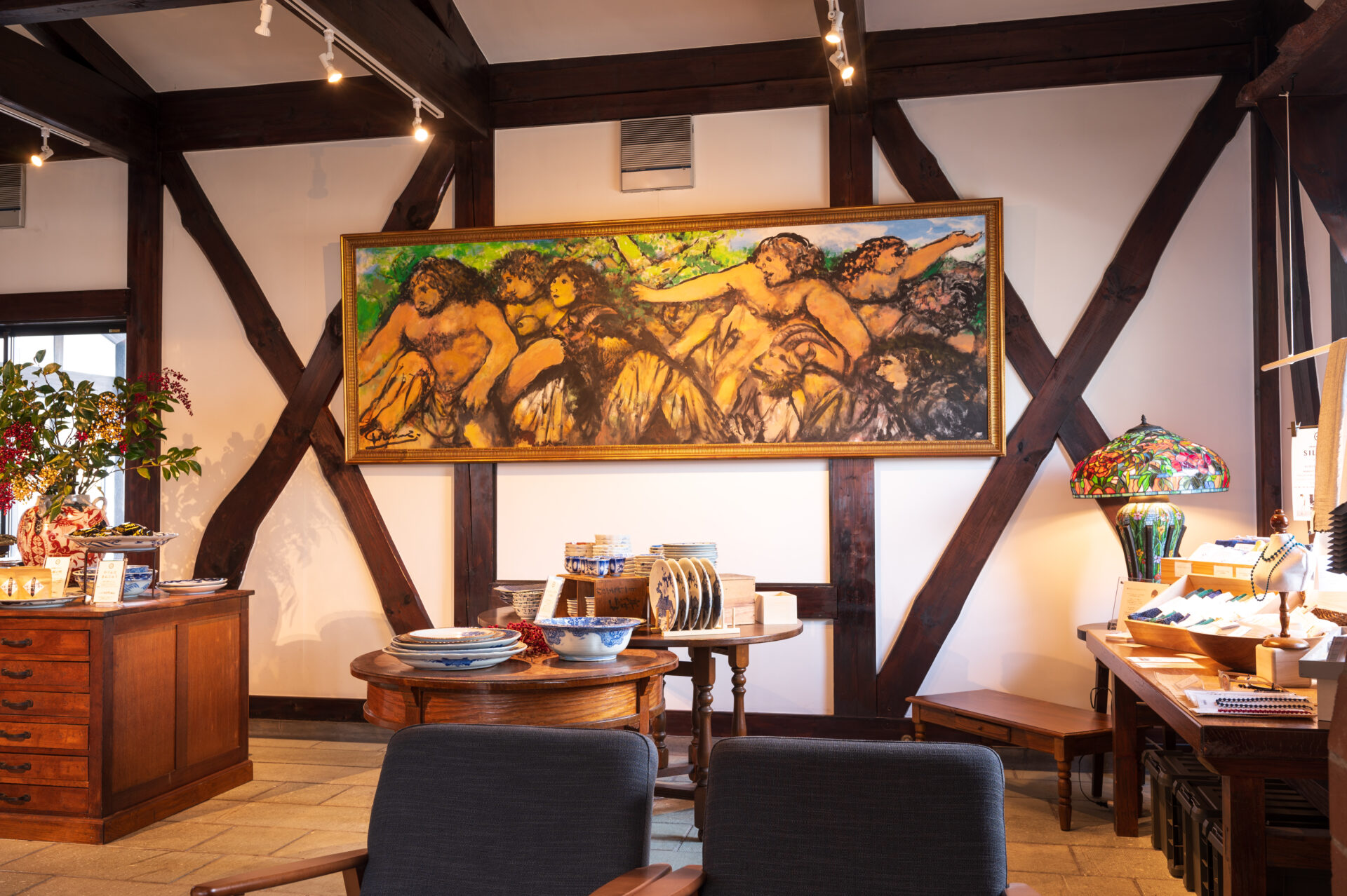 旅籠屋丸一のフロントに展示された福沢一郎の巨大な人物群像画