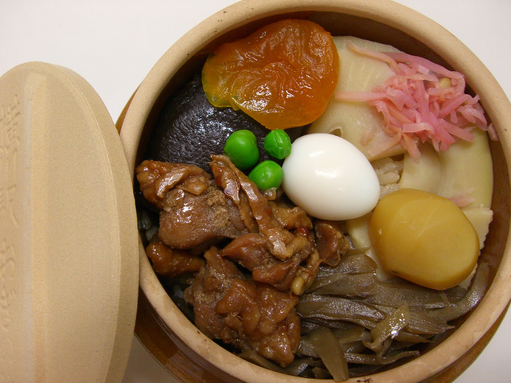 鶏肉や栗、杏などが盛られたおぎのや峠の釜めし
