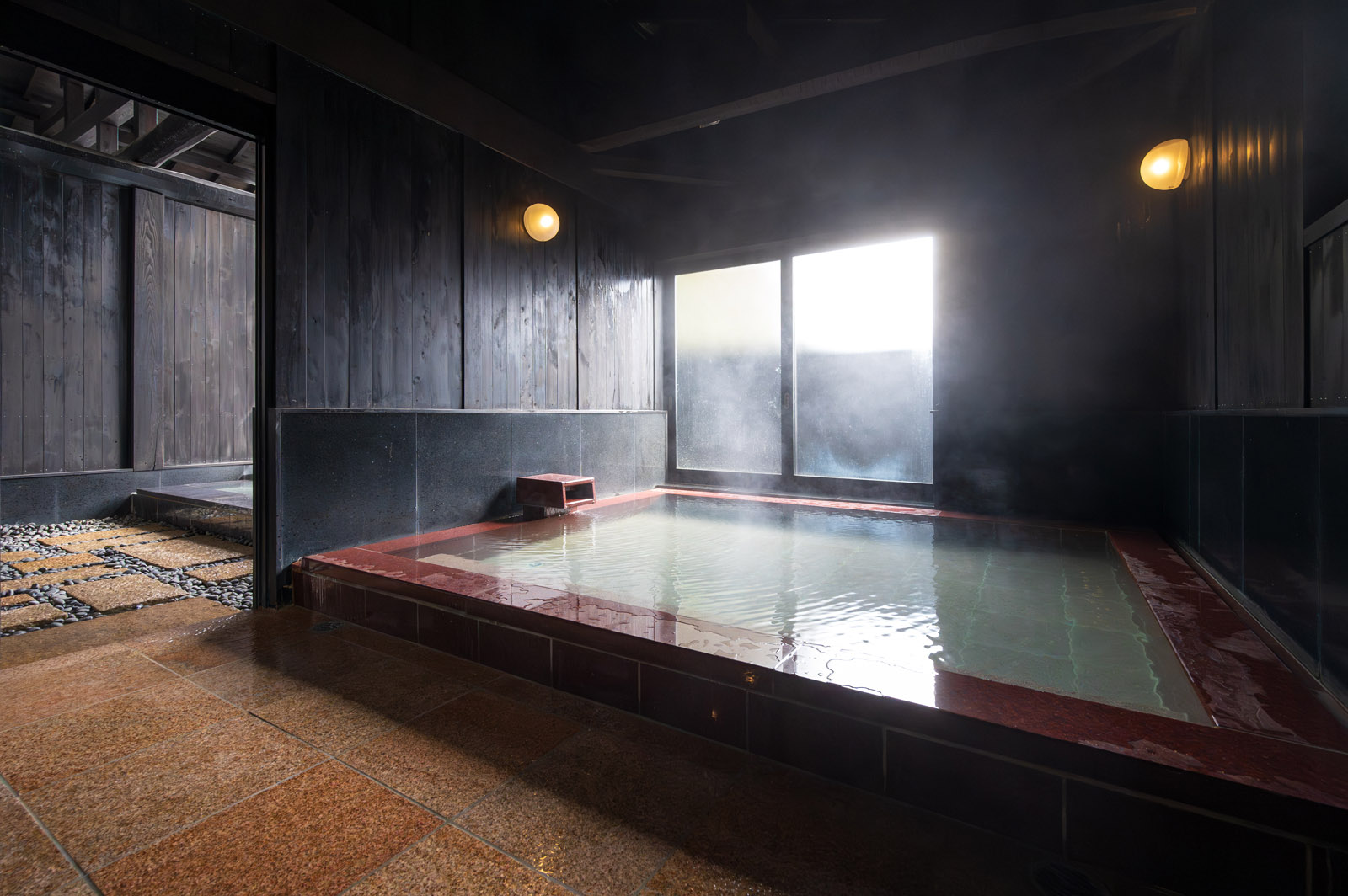 朝の光が入る旅籠屋丸一の蔵の湯 林の内湯