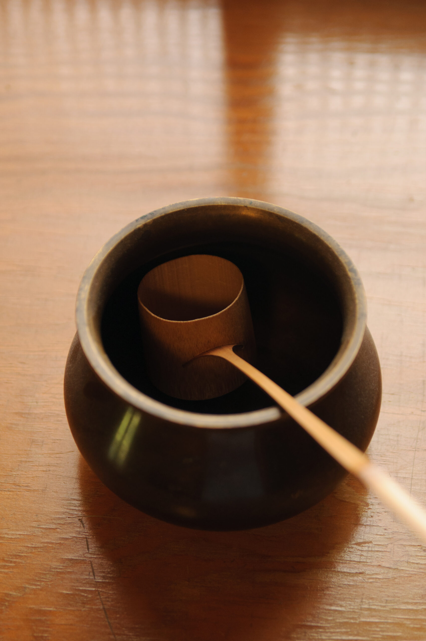 旅籠屋丸一の茶室に置かれた水の器と竹の柄杓