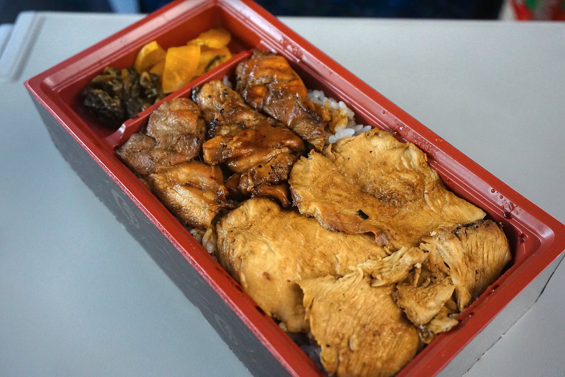 登利平の上州御用鳥めし松弁当を近くから写した実物写真