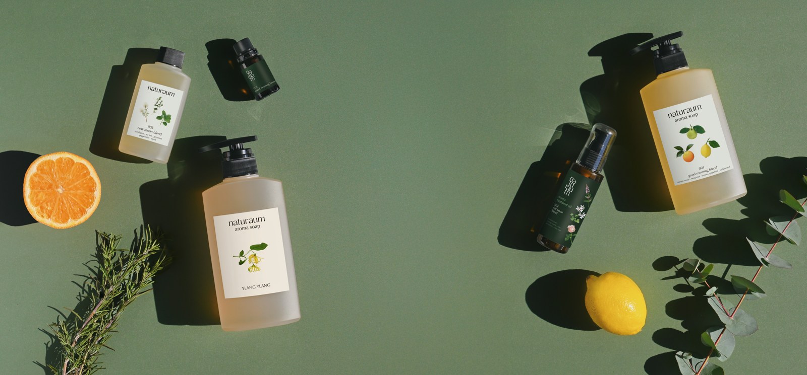 植物と果実を添えて並べたnaturaumのアロマソープ