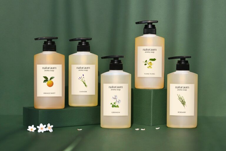 緑の背景に並ぶnaturaumアロマソープ5種類