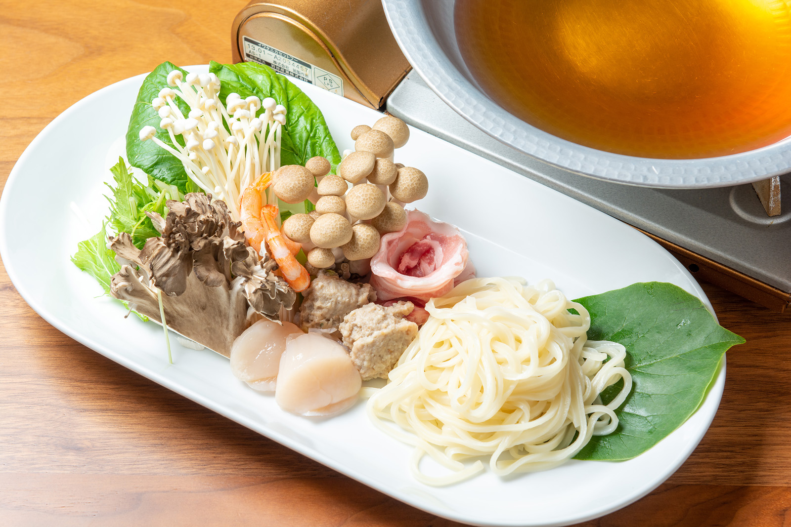 旅籠屋丸一の鍋料理に並ぶ上州麦豚と季節の野菜