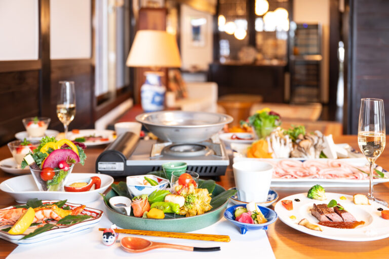 旅籠屋丸一で上州麦豚や季節の料理を囲む夕食の食卓