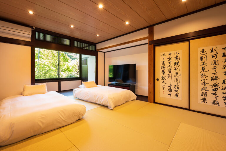 旅籠屋丸一の客室の一例。畳に布団を二組設えた室内（2024年撮影）