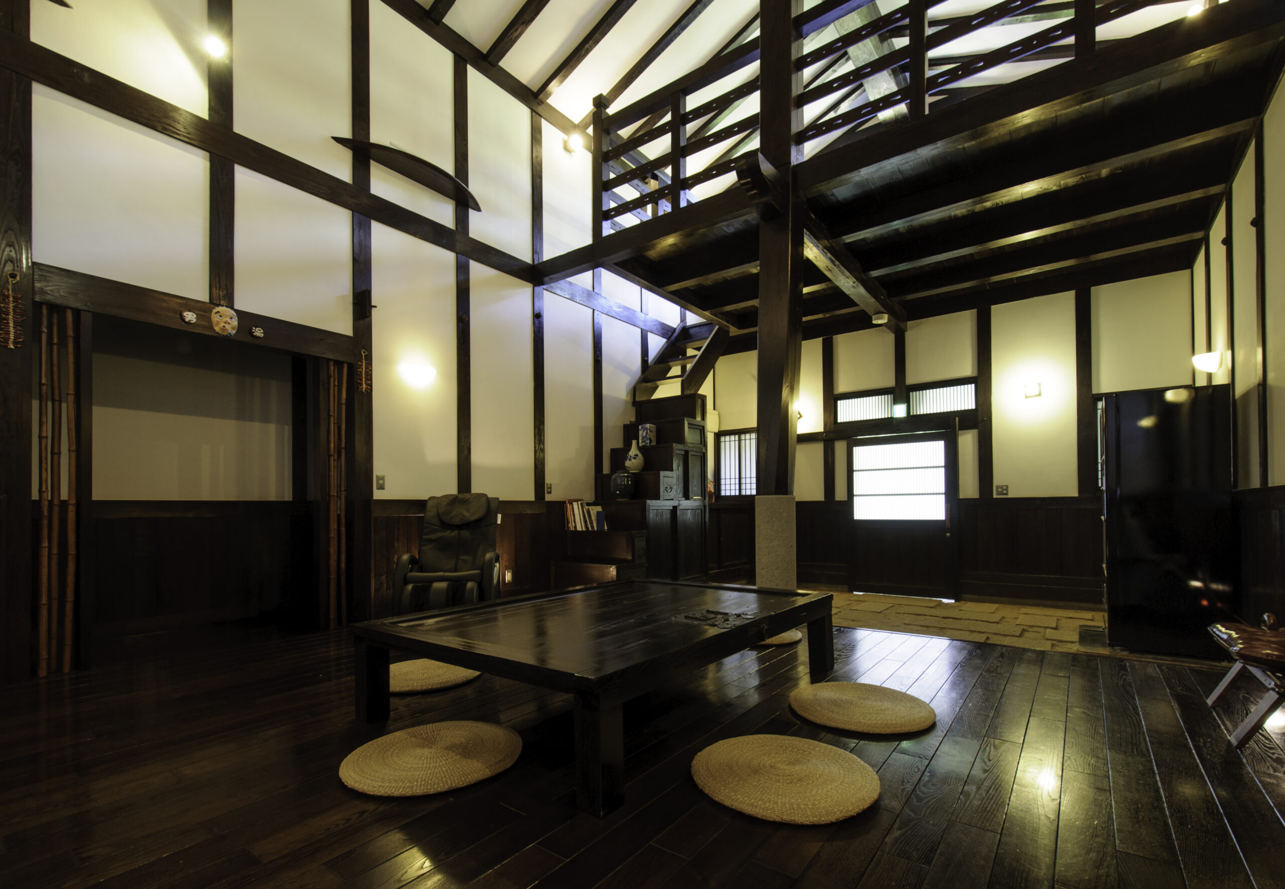 旅籠屋丸一の蔵の湯のお休み処にある低い卓と座布団