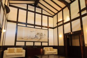 高い梁と白いソファが印象的な旅籠屋丸一の蔵の湯のお休み処