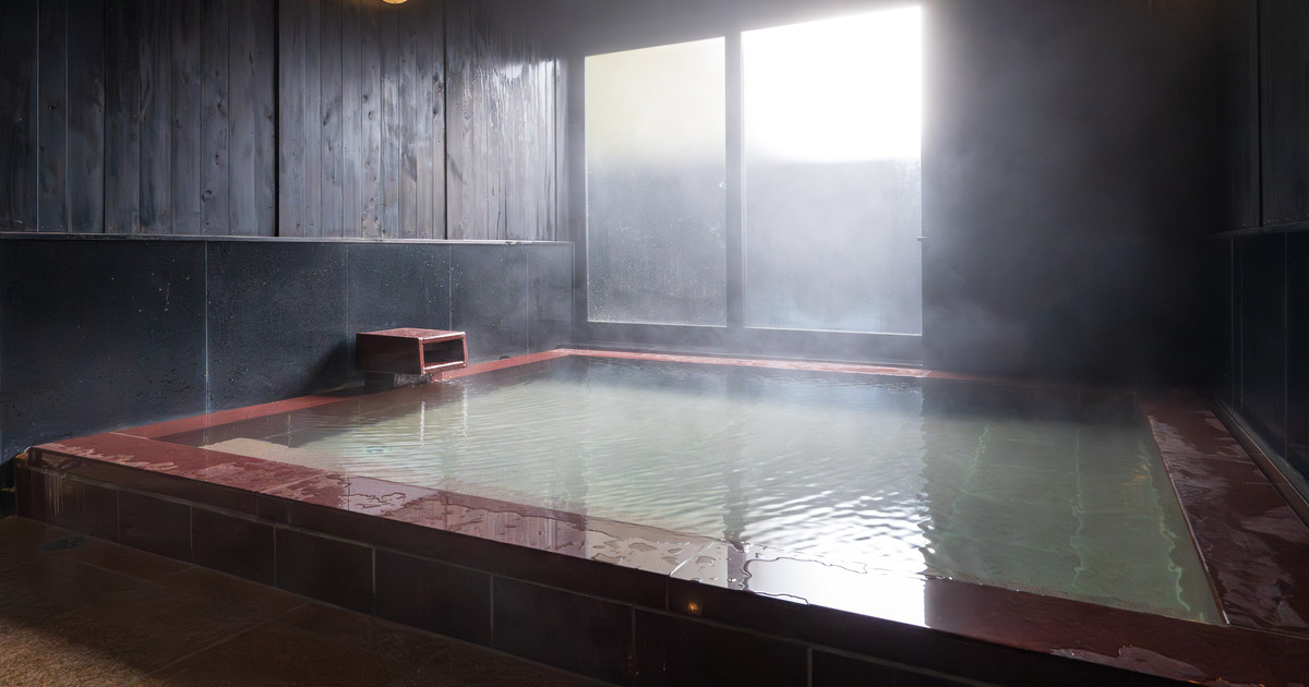旅籠屋丸一・蔵の湯の石造りの内風呂に満ちる湯