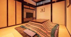 旅籠屋丸一の和室「椚」で冬季に用意するこたつと畳の間