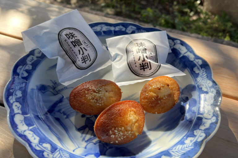 青い皿に並ぶ丸一味噌小判の焼菓子と包み
